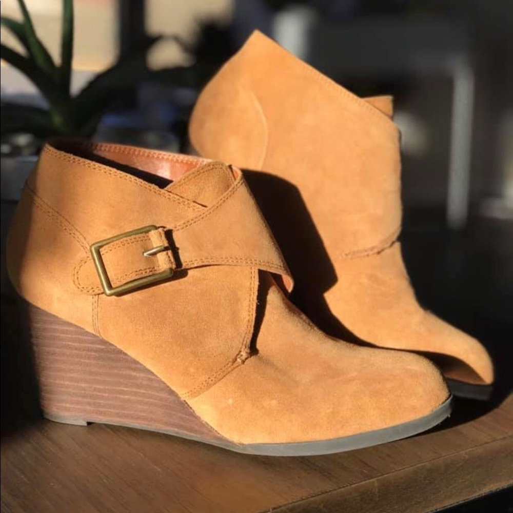 (NEW) Suede Lucky Brand Ankle Wedge Buckle Booties